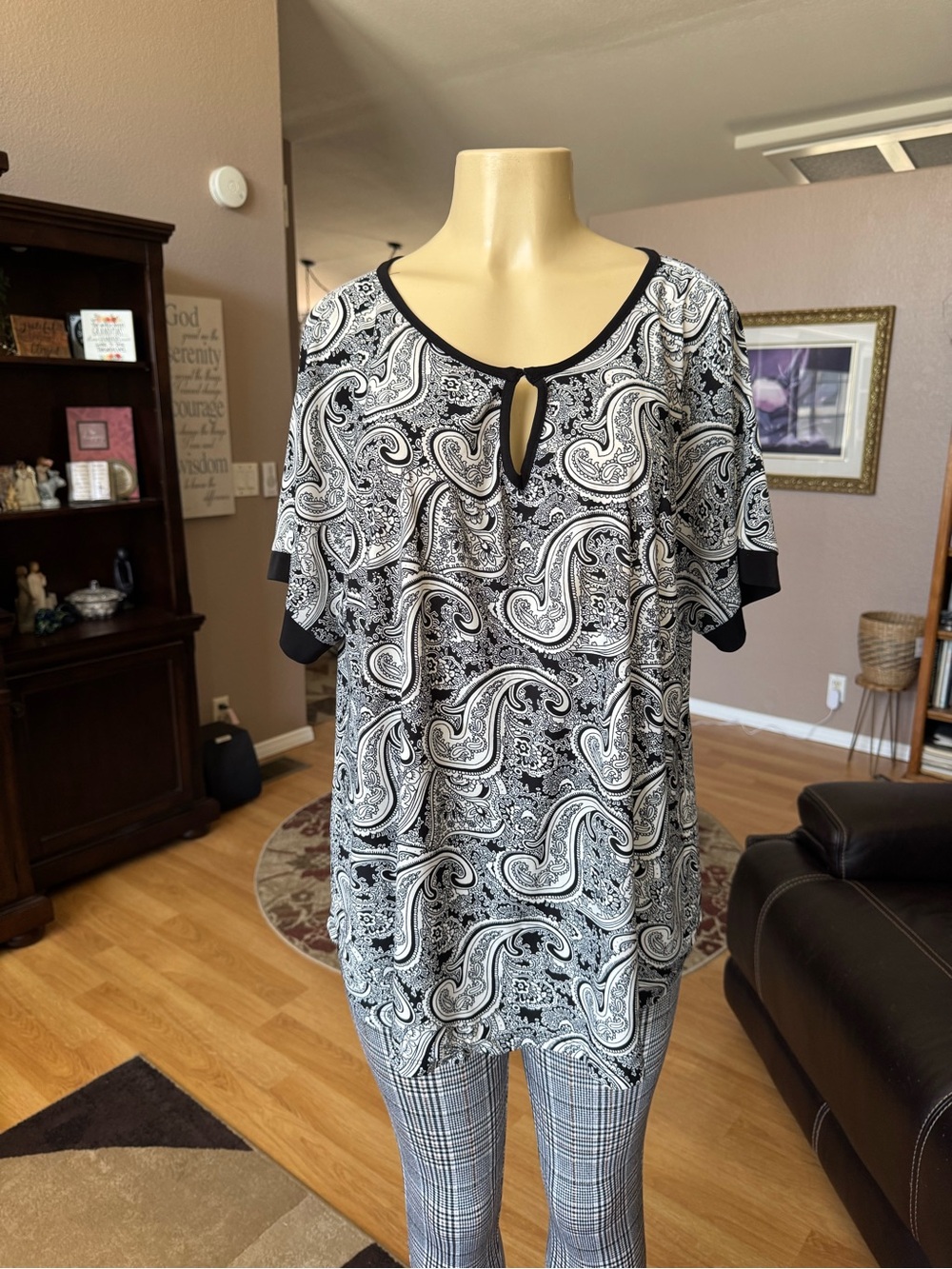 Davinchy black & white paisley short sleeve blouse-size 2X